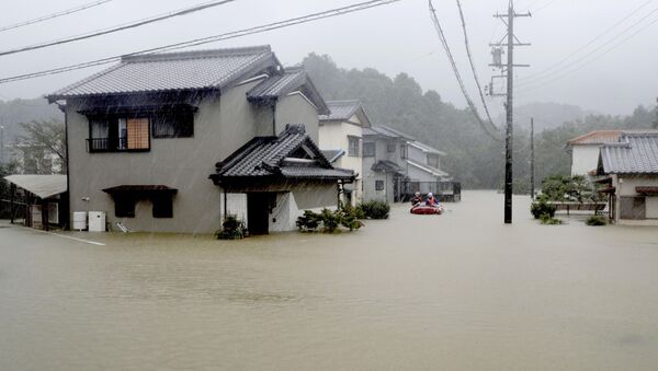 Las fuertes lluvias causadas por el tifón Hagibis inundan un área residencial en Ise (Japón) - Sputnik Mundo