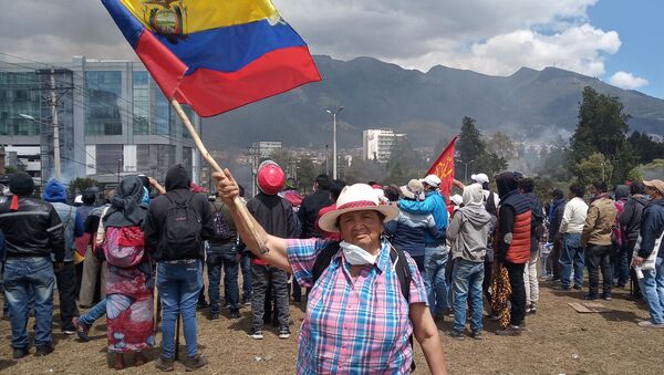 Participante de las protestas en Ecuador - Sputnik Mundo