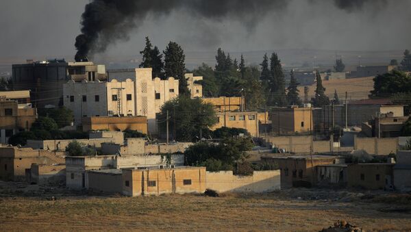 El humo sobre la ciudad siria, Tel Abiad - Sputnik Mundo