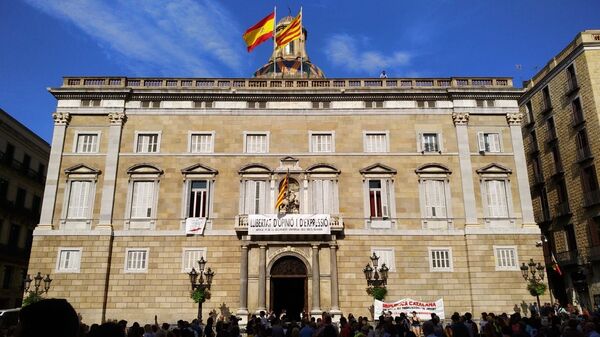 Protestas ante el Palau de la Generalitat de Cataluña contra la sentencia del Tribunal Supremo de España por el caso de los líderes independentistas - Sputnik Mundo