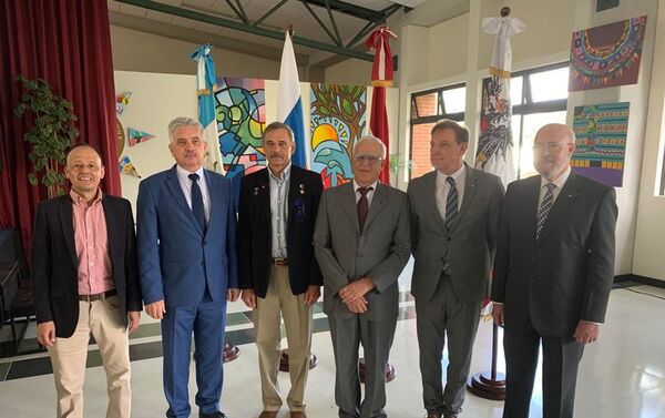 Foto de familia con el embajador ruso y amigos guatemaltecos - Sputnik Mundo