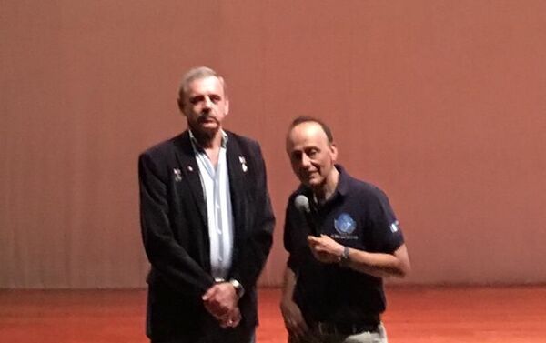 Mijail Kornienko (iz) con Vinicio Montoya Mijail Kornienko (iz) con Vinicio Montoya - Sputnik Mundo