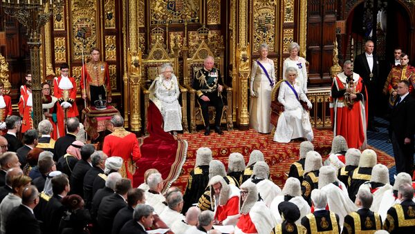 La reina Isabel II en la apertura de la sesión parlamentaria del Reino Unido - Sputnik Mundo