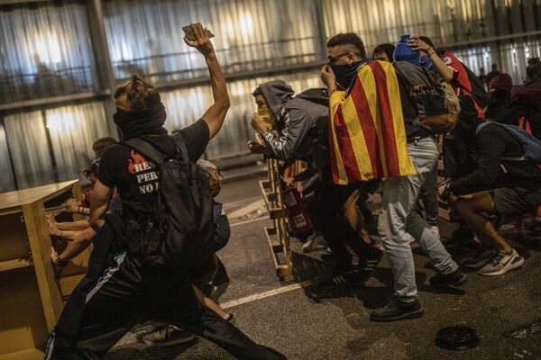 Barcelona se llena de protestas tras las polémicas condenas a los líderes catalanes
 - Sputnik Mundo