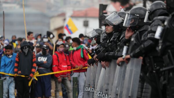 Policía ecuatoriana durante las protestas en Quito - Sputnik Mundo
