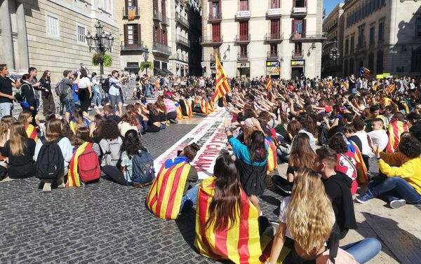 Los estudiantes protestan en Barcelona - Sputnik Mundo
