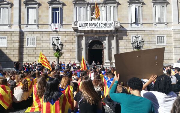 Protesta estudiantil frente a la sede del Gobierno catalán  - Sputnik Mundo