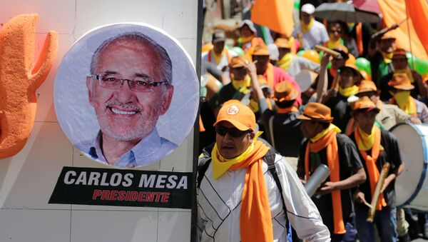 Retrato de Carlos Mesa y partidarios del candidato presidencial boliviano - Sputnik Mundo