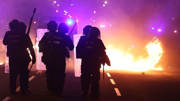 Policía durante las protestas en Barcelona, España - Sputnik Mundo