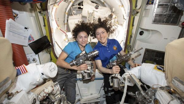 Las astronautas Christina Koch y Jessica Meir - Sputnik Mundo