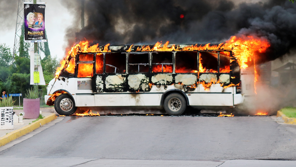 Un autobús incendiado durante los enfrentamientos en Culiacán por la detención de Ovidio Guzmán - Sputnik Mundo