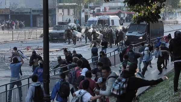 Enfrentamientos entre Policía y manifestantes en Chile  - Sputnik Mundo