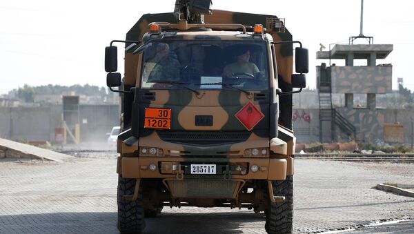 Un vehículo militar turco en la frontera turco-siria - Sputnik Mundo