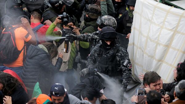 Enfrentamientos entre la policía y manifestantes en La Paz - Sputnik Mundo