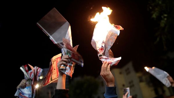 Los partidarios del candidato presidencial boliviano Carlos Mesa queman papeletas durante una protesta en La Paz, Bolivia - Sputnik Mundo