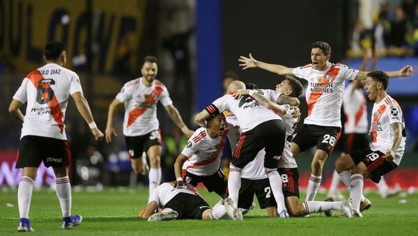 Jugadores de River Plate celebrando la victoria sobre Boca Juniors - Sputnik Mundo