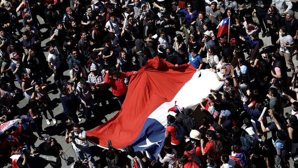 Aumentan a 18 los fallecidos durante las protestas en Chile - Sputnik Mundo