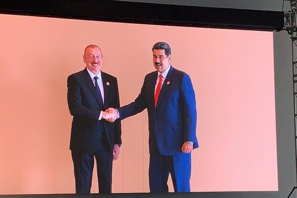 El presidente de Azerbaiyán, Ilham Aliyev, junto al presidente de Venezuela, Nicolás Maduro - Sputnik Mundo