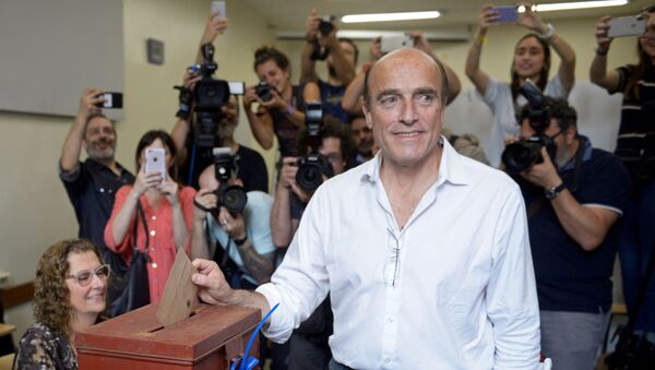 Daniel Martínez, candidato por el Frente Amplio emite su voto en las elecciones generales de Uruguay - Sputnik Mundo