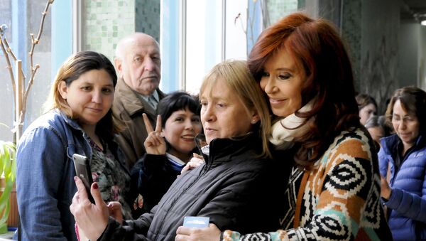Cristina Fernández de Kirchner posa para una foto con una votante - Sputnik Mundo
