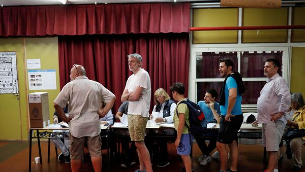 Argentinos hacen cola para emitir sus votos en un colegio electoral, en Buenos Aires - Sputnik Mundo