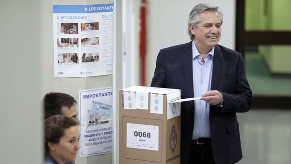 El candidato argentino Alberto Fernández votando en las elecciones argentinas - Sputnik Mundo