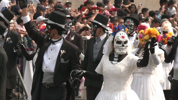 Esqueletos y demonios invaden las calles de Ciudad de México - Sputnik Mundo