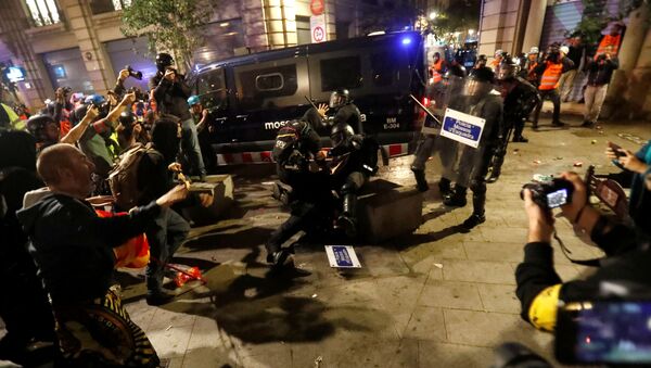 Enfrentamientos entre los manifestantes y la Plocía de Barcelona - Sputnik Mundo