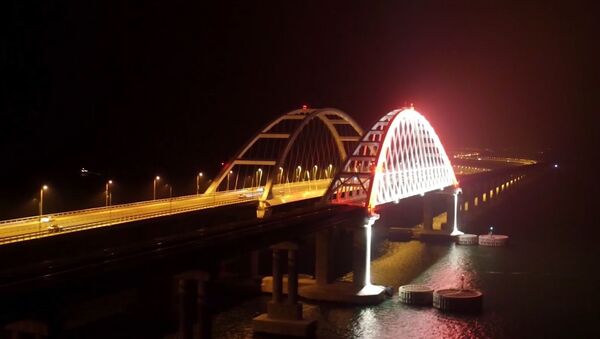 El puente de Crimea se ilumina con cientos de luces - Sputnik Mundo