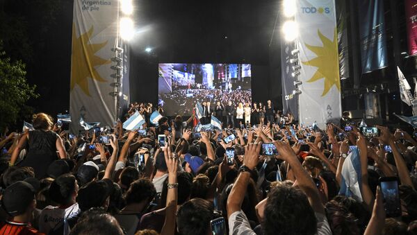 Argentinos celebrando la victoria del candidato presidencial Alberto Fernández - Sputnik Mundo