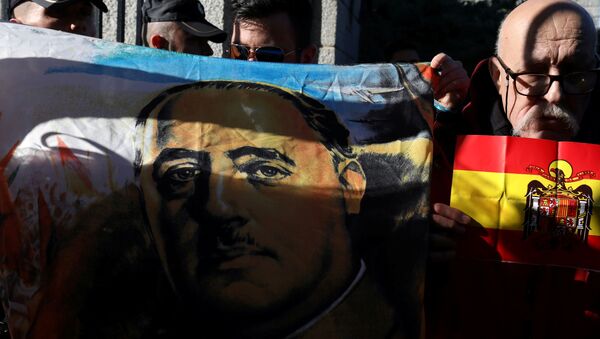 Manifestantes con una imagen de Francisco Franco y bandera de España - Sputnik Mundo
