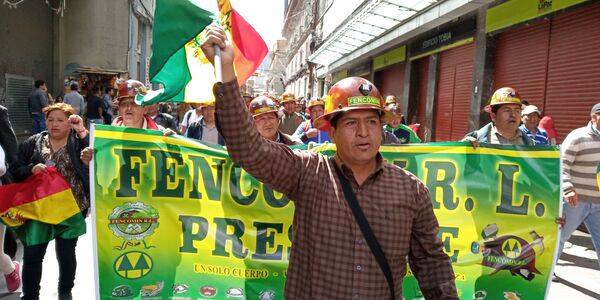 Al estruendo de la dinamita, mineros y campesinos marchan para defender el triunfo de Evo Al estruendo de la dinamita, mineros y campesinos marchan para defender el triunfo de Evo - Sputnik Mundo