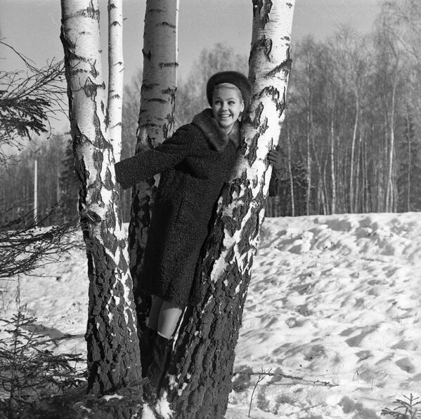 Gorras, bufandas y cuellos de piel: las prendas de las mujeres soviéticas para afrontar el invierno
 - Sputnik Mundo
