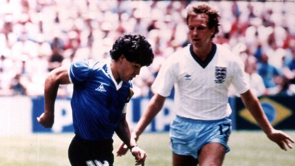 Диего Марадона во время четвертьфинального матча со сборной Англии в рамках ЧМ1986 - Sputnik Mundo