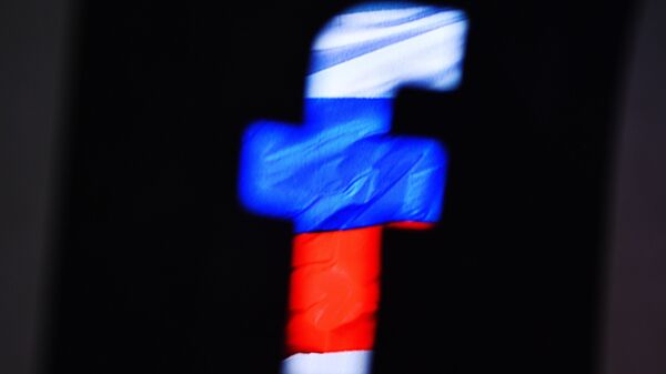 El logo de Facebook con colores de la bandera rusa - Sputnik Mundo