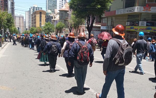 Miles de manifestantes bajaron de la ciudad de El Alto a La Paz para respaldar a Evo Morales  - Sputnik Mundo