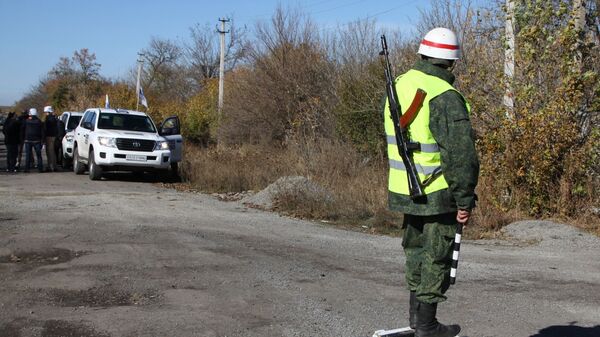 Observadores de la OSCE en la localidad de Petróvskoe en Donbás, Ucrania - Sputnik Mundo