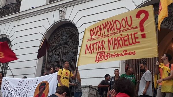 Manifestantes exigen en Rio de Janeiro saber quién mandó matar a la concejala Marielle Franco - Sputnik Mundo