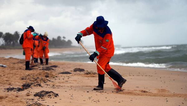 Trabajadores municipales limpiando de petróleo la playa de Barra de Jacuipe en Camacari - Sputnik Mundo