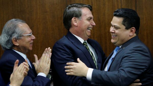 El presidente brasileño, Jair Bolsonaro, felicita al presidente del Senado, Davi Alcolumbre - Sputnik Mundo