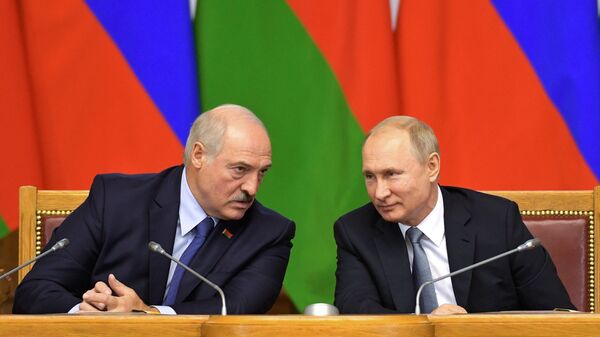 El presidente de Bielorrusia, Alexandr Lukashenko, y el presidente de Rusia, Vladímir Putin - Sputnik Mundo