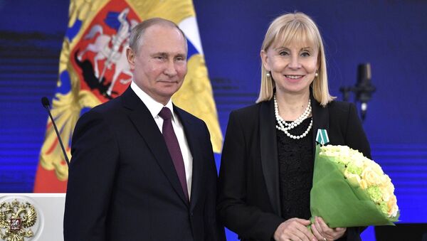 El presidente Vladímir Putin condecora con la Orden de la Amistad a María Victoria Alcaraz, directora del Teatro Colón de Buenos Aires, Argentina - Sputnik Mundo