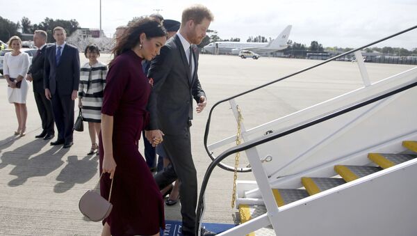La duquesa y el duque de Sussex, Meghan y Enrique, abordan un avión - Sputnik Mundo