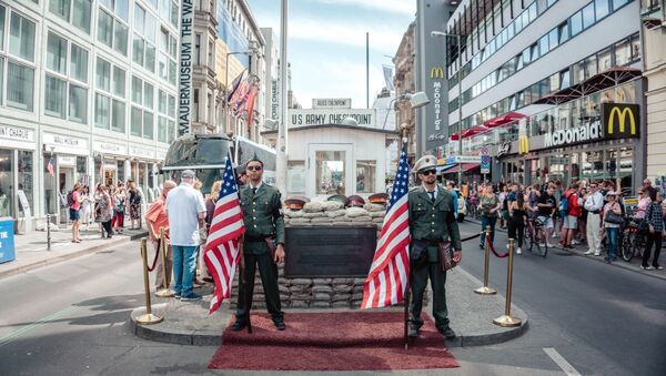 Dos militares sostienen banderas de EEUU (imagen referencial) - Sputnik Mundo