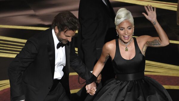 Bradley Cooper y Lady Gaga en la ceremonia del Óscar - Sputnik Mundo