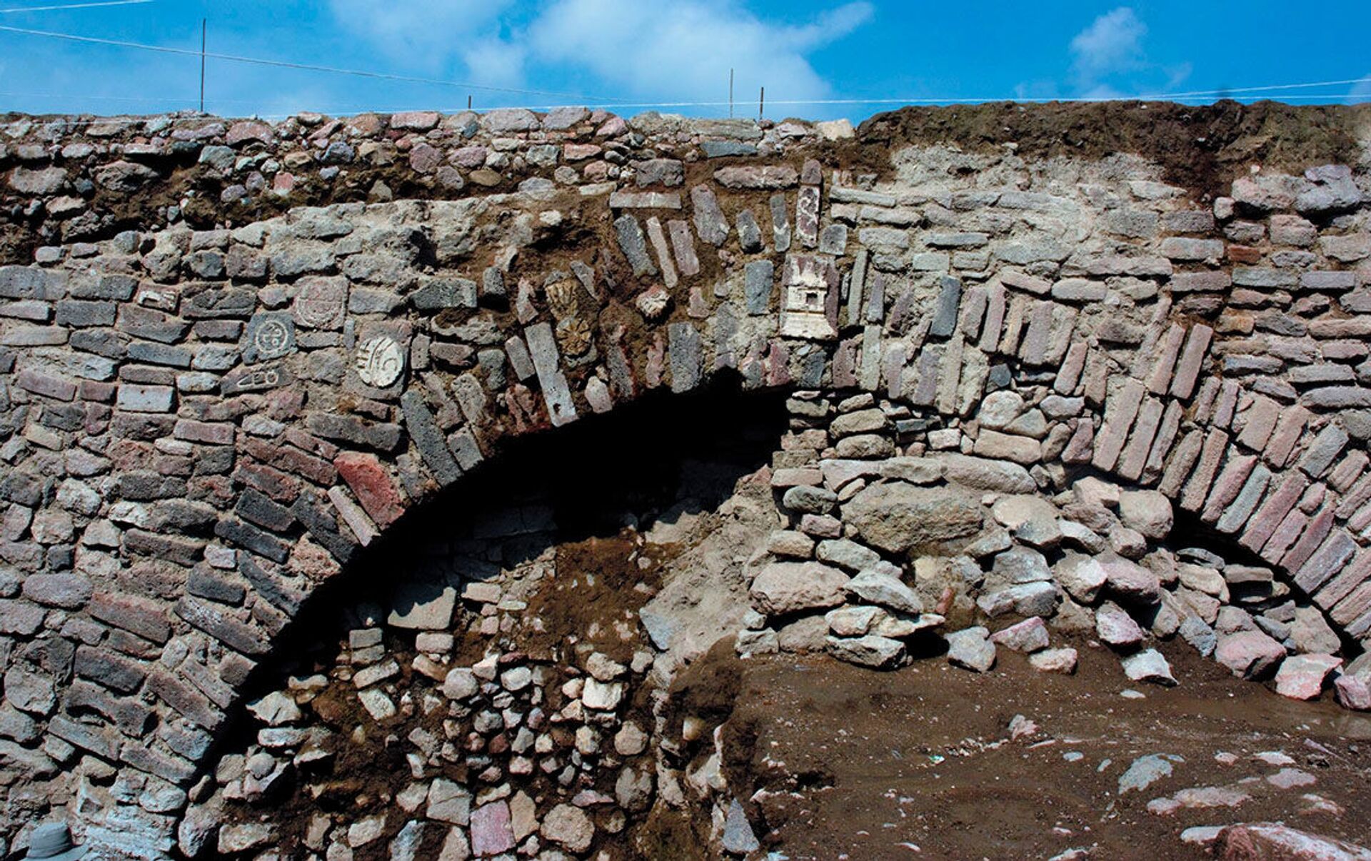 В 19 веке в колумбии археологи. Озеро Тескоко Ацтеки. Туннели в Мексике. Археологические находки в Мехико. Доколумбовые постройки.