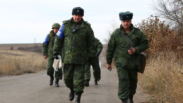 Miembros del Centro para el control y la coordinación del alto el fuego en Donbás - Sputnik Mundo