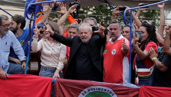 Lula se dirige a sus seguidores antes de su gira por Brasil - Sputnik Mundo