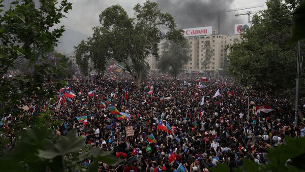 Protestas en Santiago, Chile - Sputnik Mundo