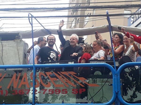 Lula se da su primer baño de masas y acusa a Bolsonaro de gobernar para la milicia Lula se da su primer baño de masas y acusa a Bolsonaro de gobernar para la milicia - Sputnik Mundo